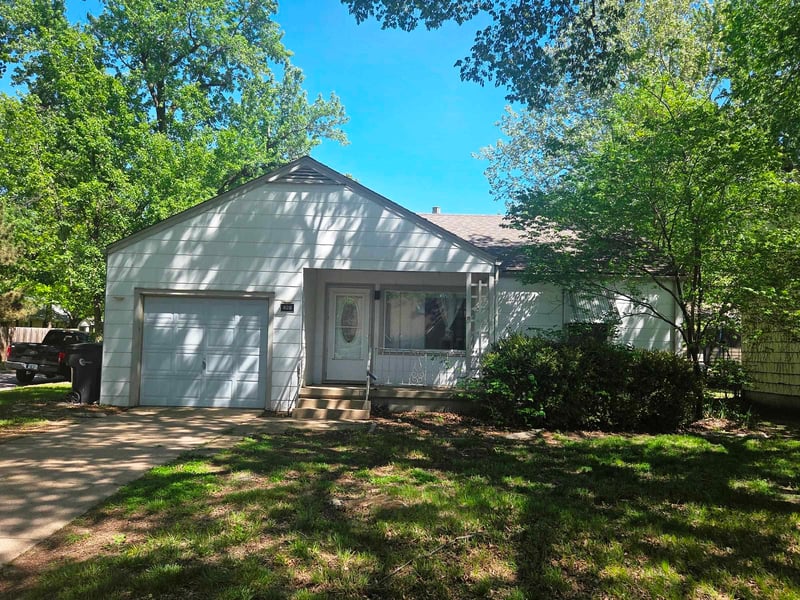 820 Grandview Ave, Newton, KS 67114
