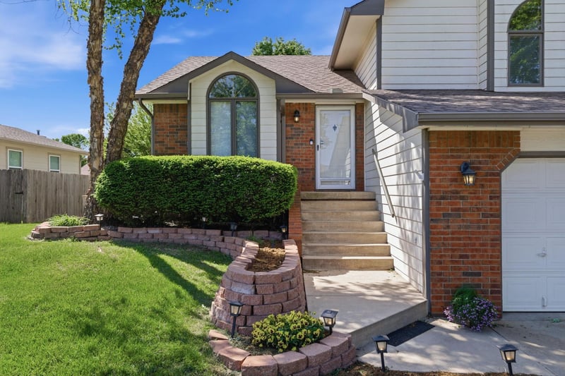 4554 N Eagle Lake Dr, Bel Aire, KS 67220
