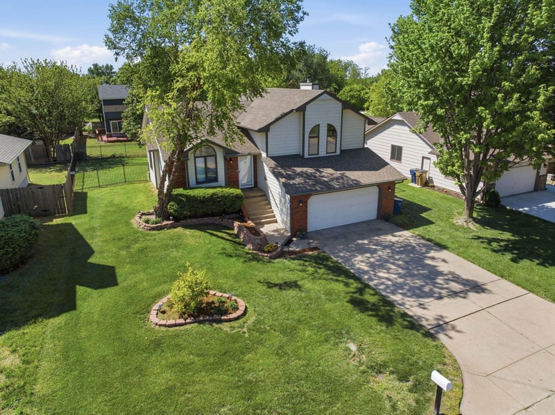 4554 N Eagle Lake Dr, Bel Aire, KS 67220