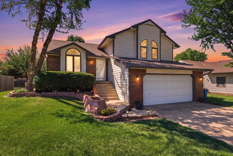 4554 N Eagle Lake Dr, Bel Aire, KS 67220