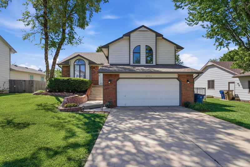 4554 N Eagle Lake Dr, Bel Aire, KS 67220