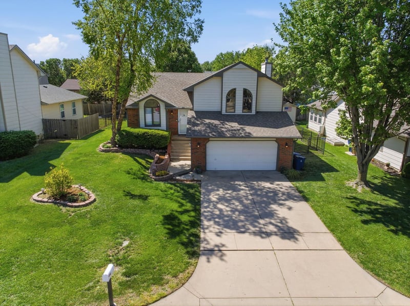 4554 N Eagle Lake Dr, Bel Aire, KS 67220