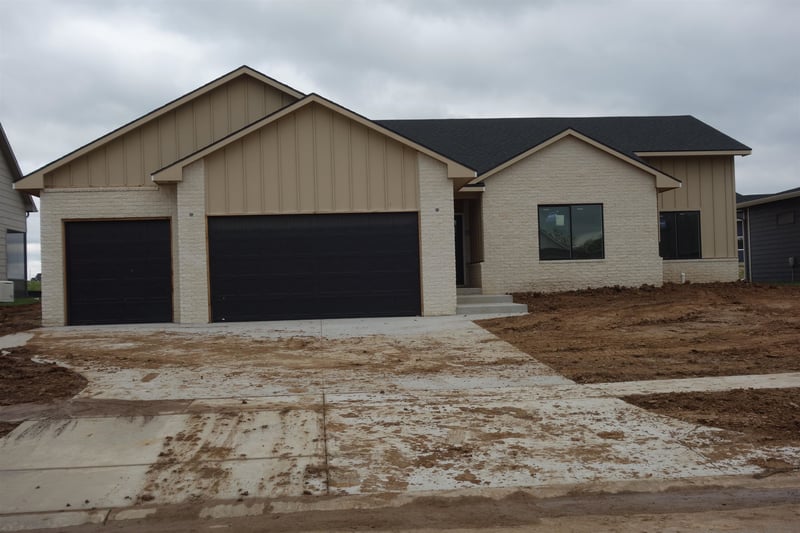 1506 N Emerald Valley Dr, Mulvane, KS 67110