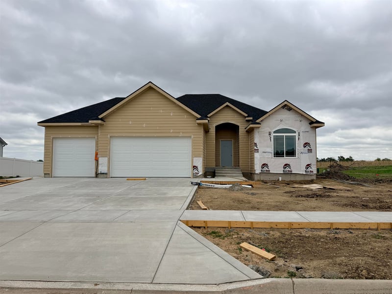 2211 Huntwood Dr, Salina, KS 67401