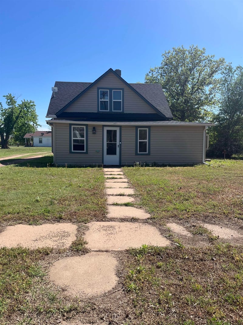 109 1st Ave, Turon, KS 67583