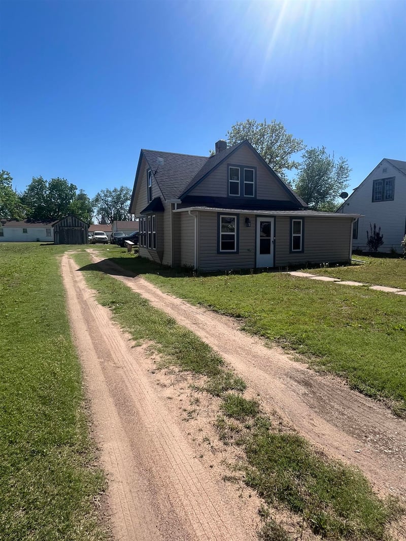 109 1st Ave, Turon, KS 67583