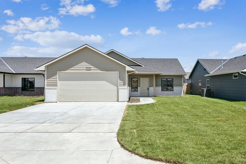 8992 Forbes Cir, Bel Aire, KS 67226