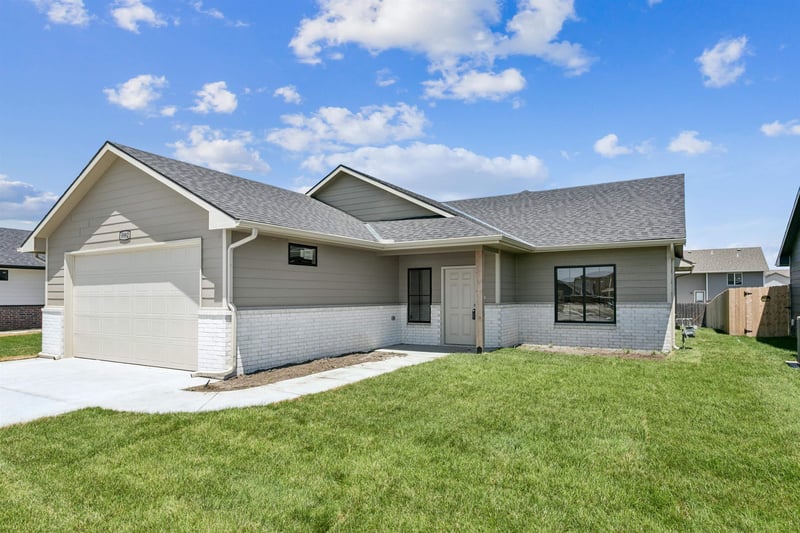 8992 Forbes Cir, Bel Aire, KS 67226