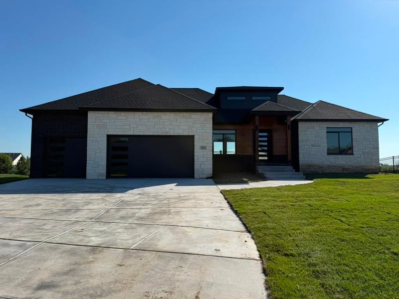 5046 Remington St, Bel Aire, KS 67226