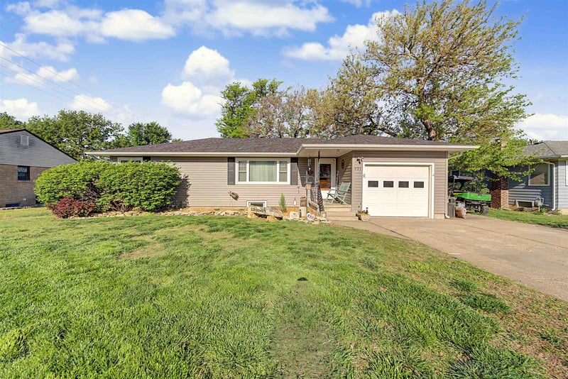 521 N Walnut St, Solomon, KS 67480