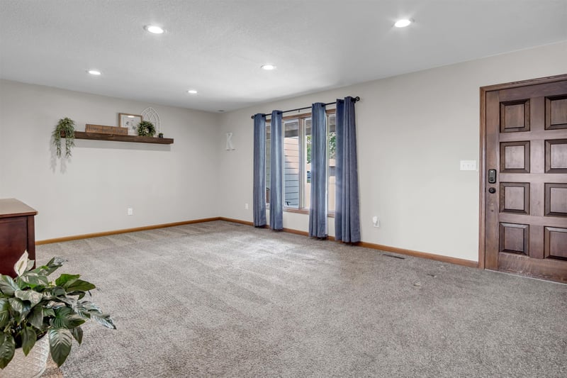305 Wills Ln, Halstead, KS 67056