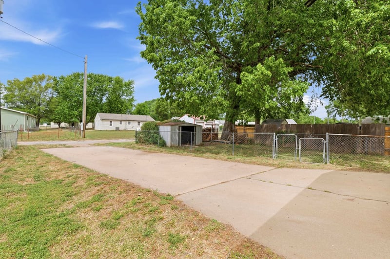 2110 Oak St, Harper, KS 67058