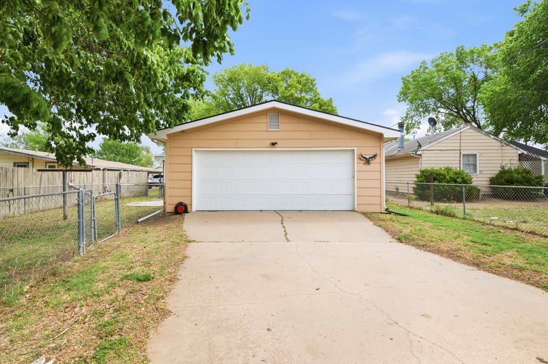 2110 Oak St, Harper, KS 67058