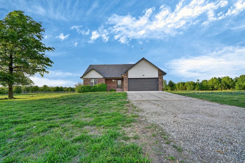 13610 Deerfield Trl, Derby, KS 67037