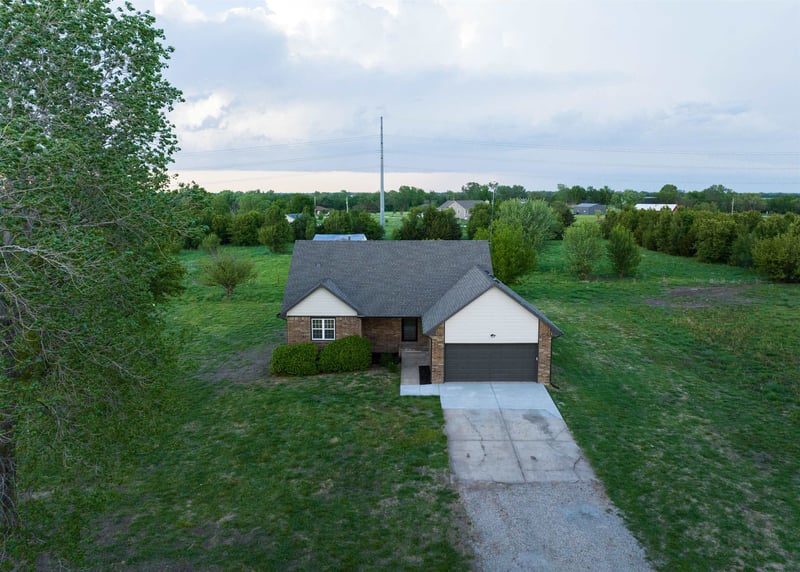 13610 Deerfield Trl, Derby, KS 67037