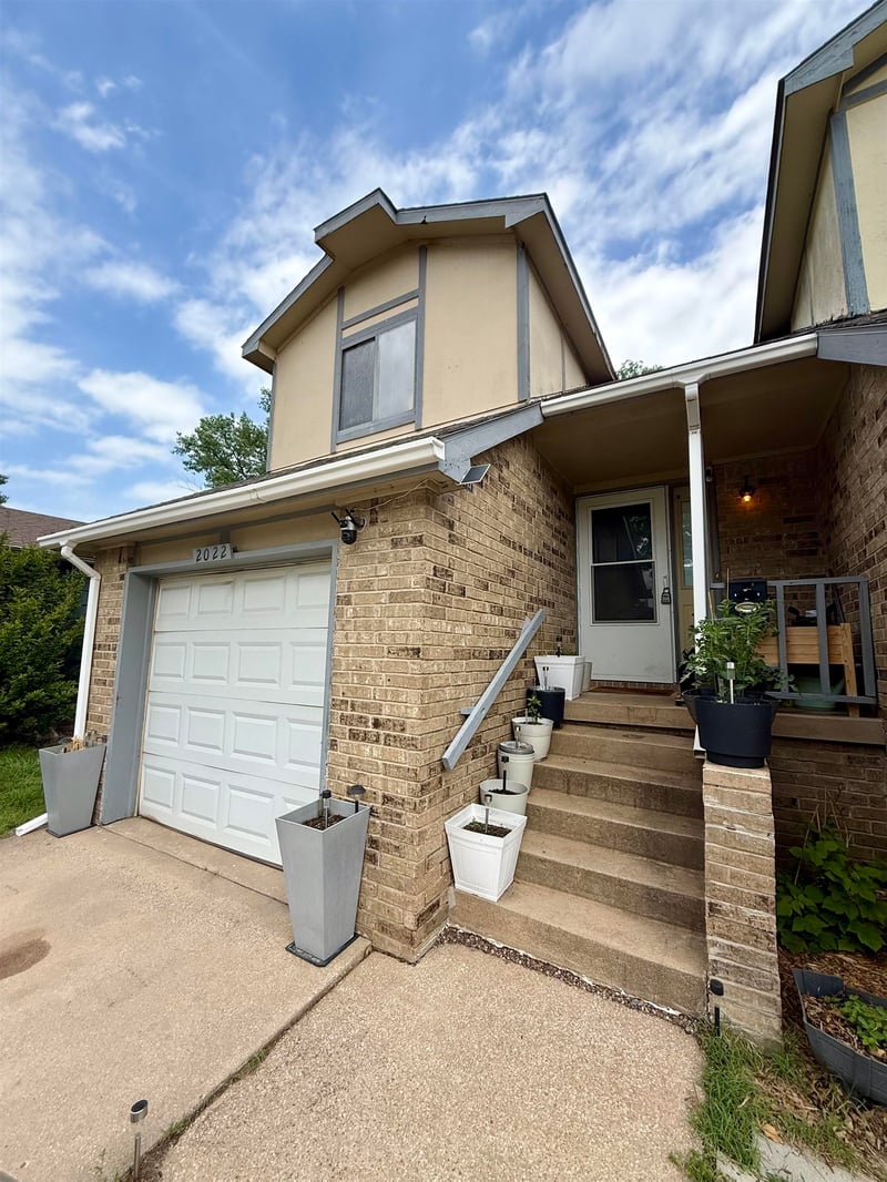 2022 Old Manor Rd, Wichita, KS 67208
