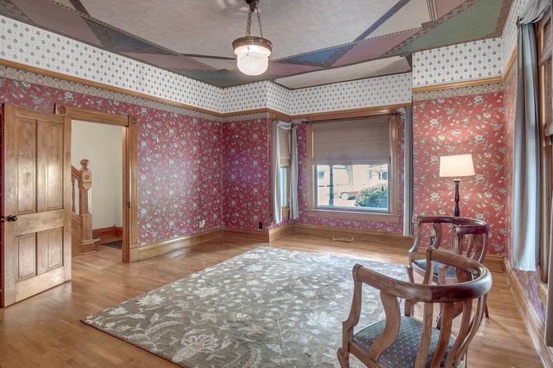 309 E 4th St, Newton, KS 67114