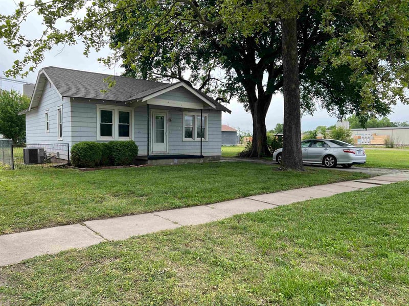 128 S Cedar Ave, Valley Center, KS 67147