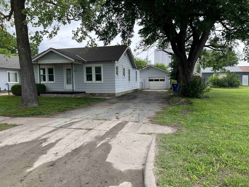 128 S Cedar Ave, Valley Center, KS 67147