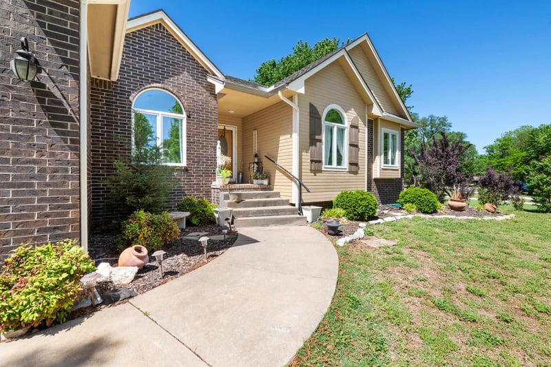 5 Lake Dr, Mulvane, KS 67110