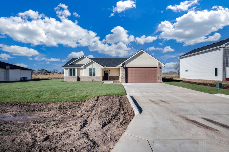 193 Sycamore Dr, Valley Center, KS 67147
