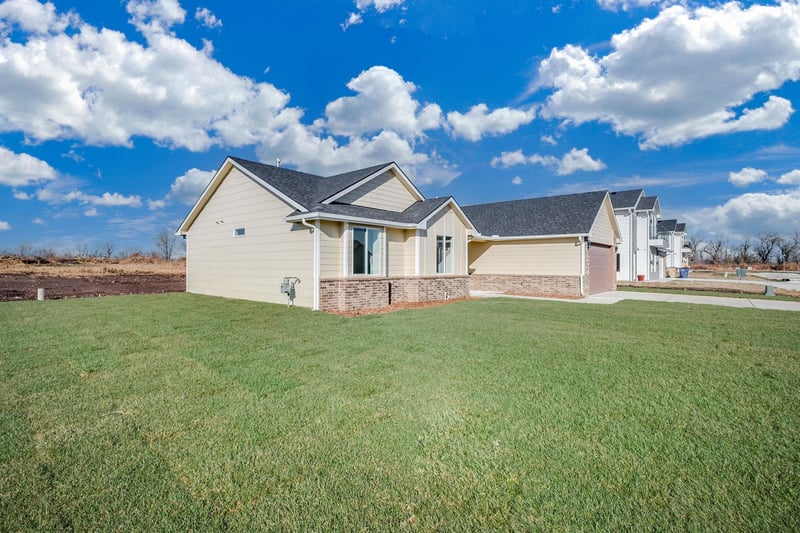 193 Sycamore Dr, Valley Center, KS 67147