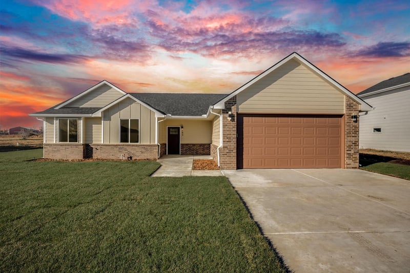 193 Sycamore Dr, Valley Center, KS 67147