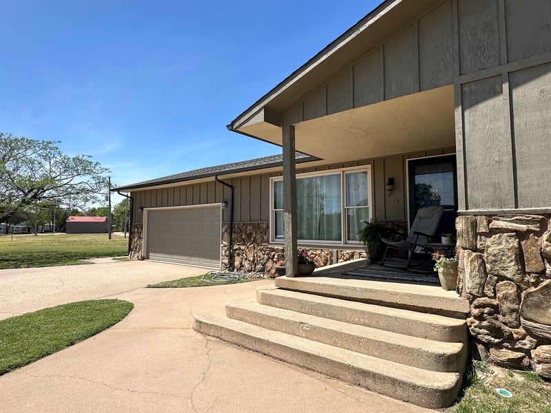 2 Crown Cir, Anthony, KS 67003