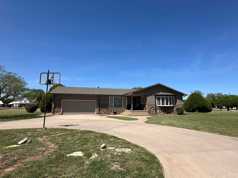 2 Crown Cir, Anthony, KS 67003
