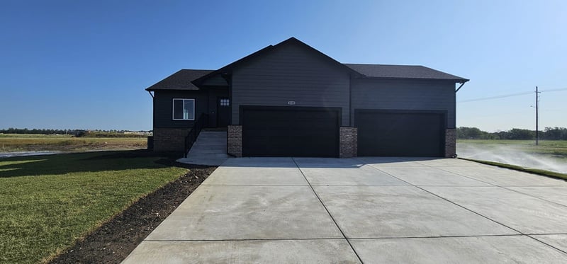 1620 E Midway Ct, Valley Center, KS 67147