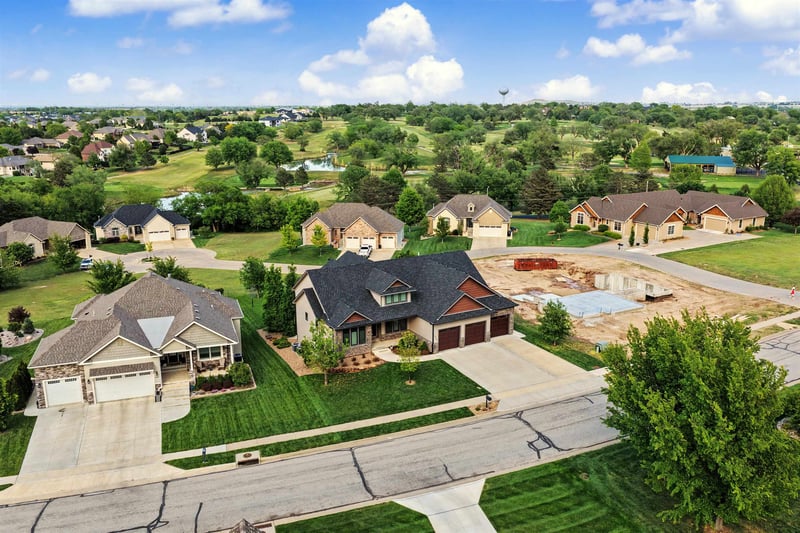 1825 Overlook Dr, Salina, KS 67401