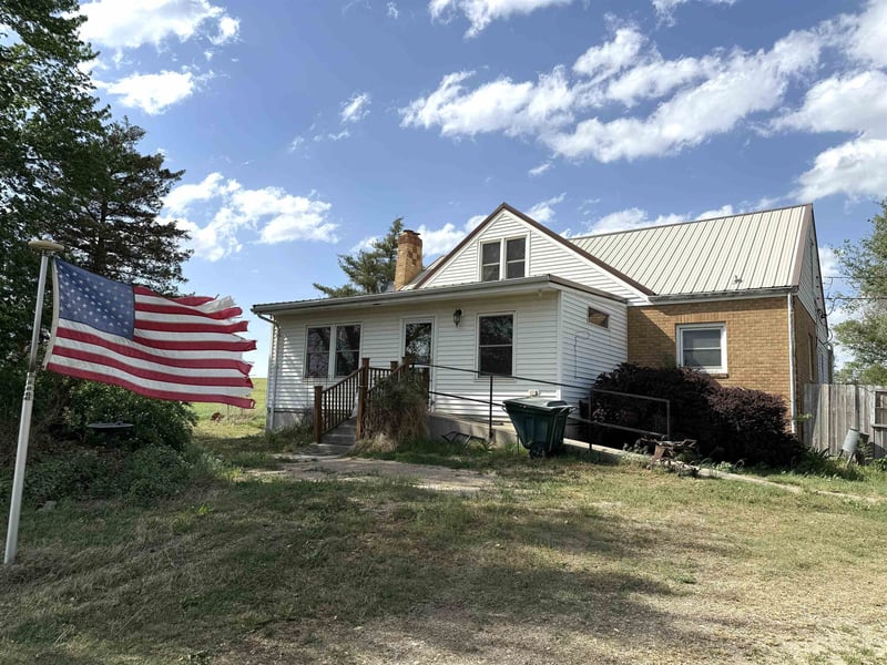 1024 Cherokee Rd, Clay Center, KS 67432
