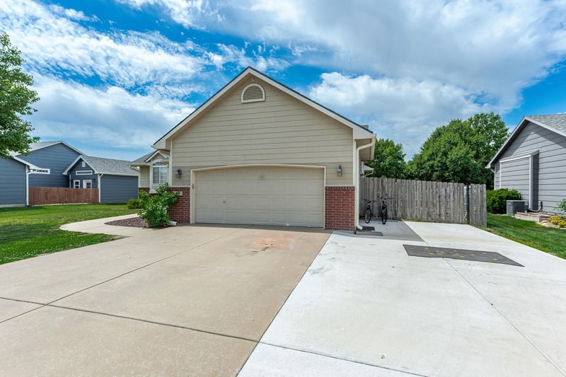 611 Austin Ln, Sedgwick, KS 67135