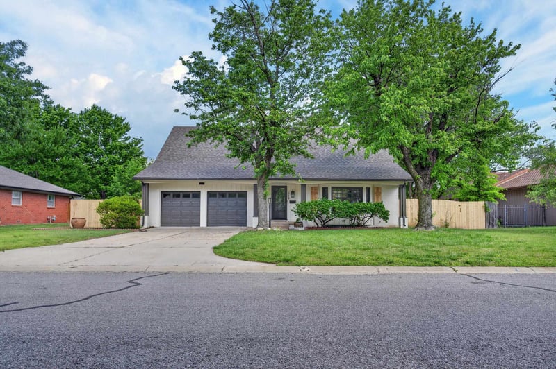 116 Burr Oak Rd, Wichita, KS 67206