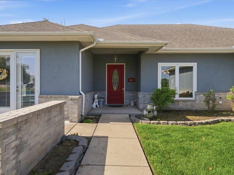 601 Stone Lake Cir, Augusta, KS 67010