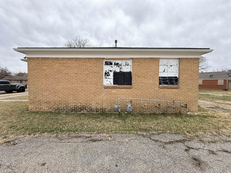 535 S Hunter, Wichita, KS 67207