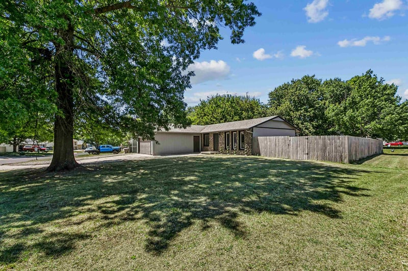 302 W Cherokee Dr, Kechi, KS 67067