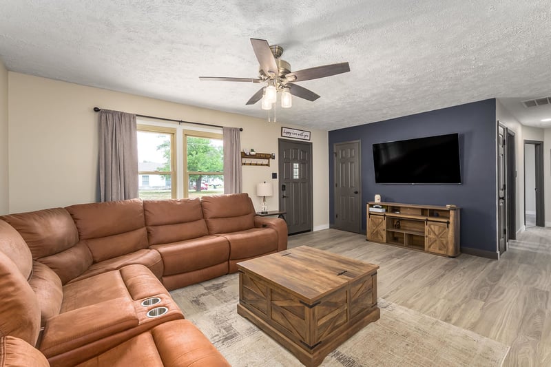 1227 W 19th Ave, Hutchinson, KS 67502-3511