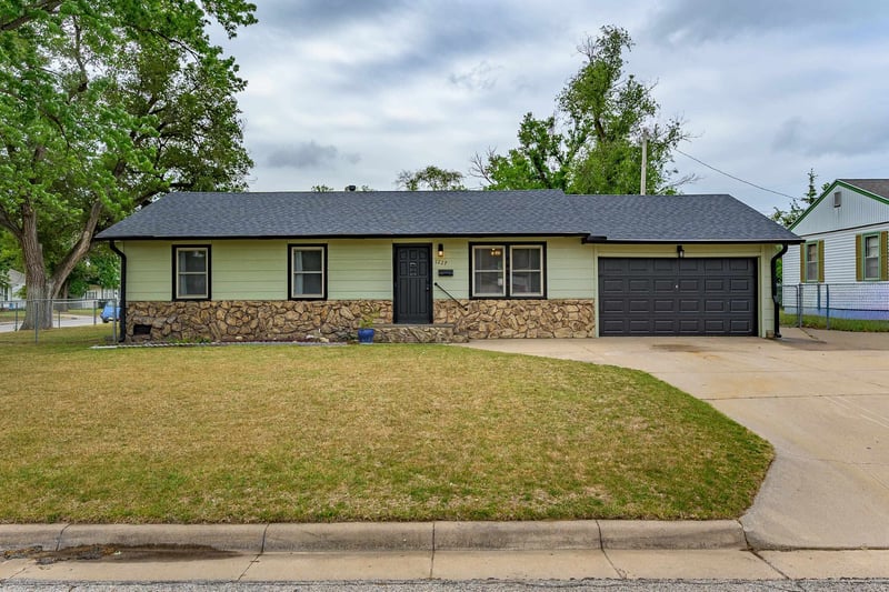 1227 W 19th Ave, Hutchinson, KS 67502-3511
