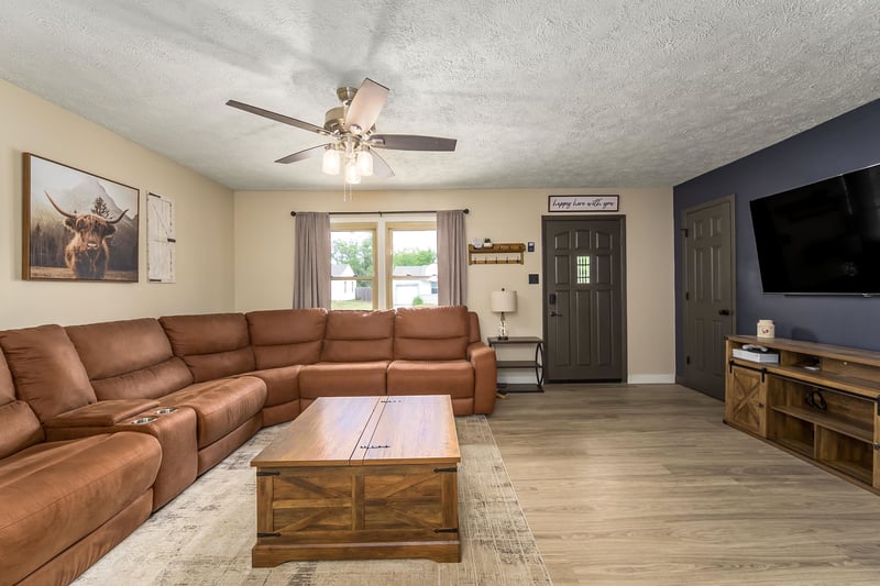 1227 W 19th Ave, Hutchinson, KS 67502-3511