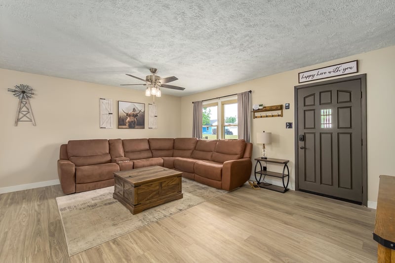 1227 W 19th Ave, Hutchinson, KS 67502-3511