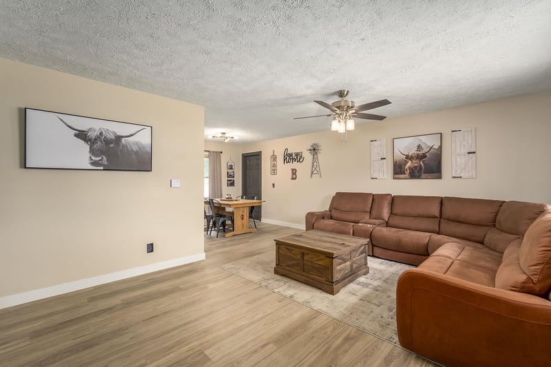 1227 W 19th Ave, Hutchinson, KS 67502-3511