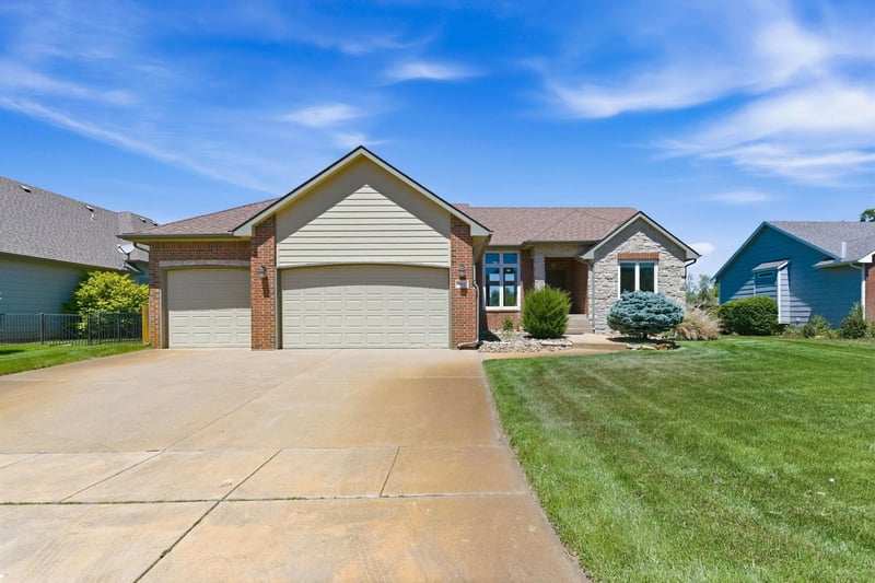 906 E Clear Creek St, Clearwater, KS 67026