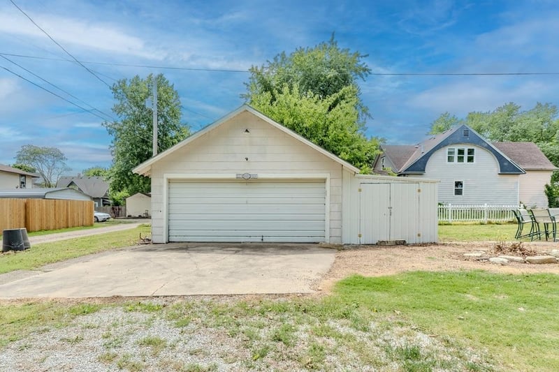 1306 Loomis St, Winfield, KS 67156
