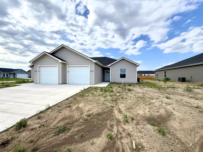 1228 Fountain Dr, Salina, KS 67401