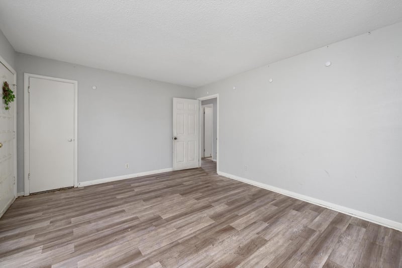 2009 E 52nd St, Wichita, KS 67216