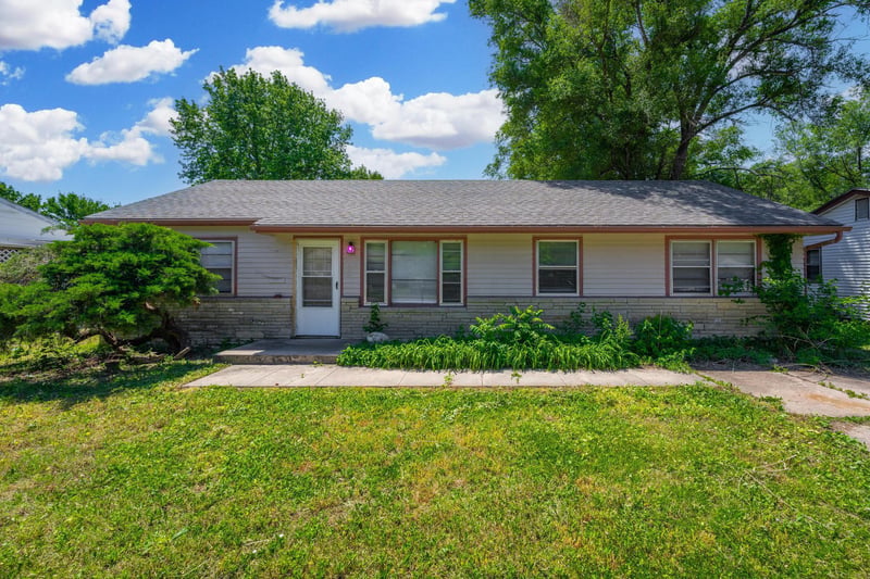 2009 E 52nd St, Wichita, KS 67216