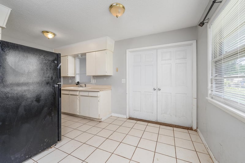 2009 E 52nd St, Wichita, KS 67216