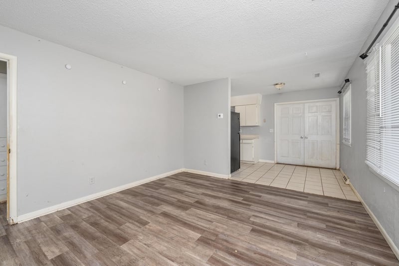 2009 E 52nd St, Wichita, KS 67216