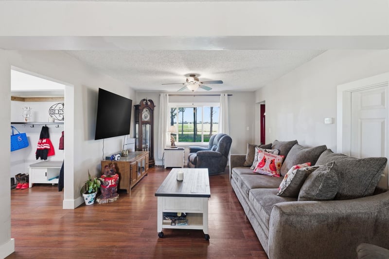 1625 E 60th Ave N, Belle Plaine, KS 67013